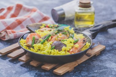 Paella geleneksel İspanyol deniz ürünleri.