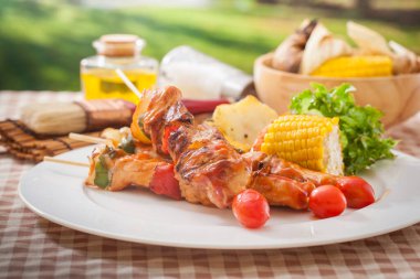 Yazın bahçede barbekü.