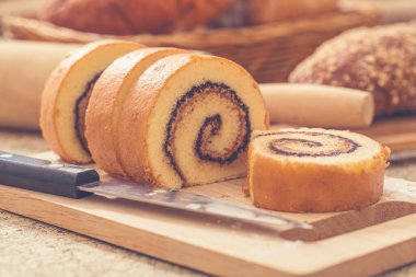 Çikolata kremalı tatlı kek.