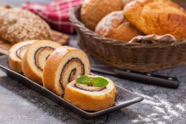 Çikolata kremalı tatlı kek.