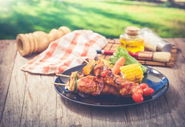 Yazın bahçede barbekü.