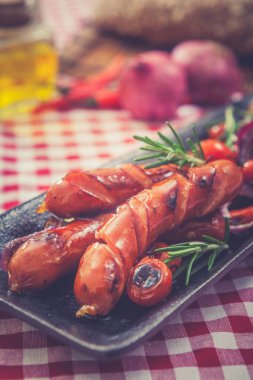 Izgara sosisli ve soğanlı.