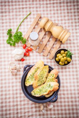 Ev yapımı sarımsaklı ekmek ve bitki.