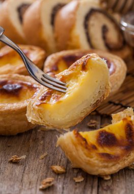 Yumurtalı tart kremalı tatlı.