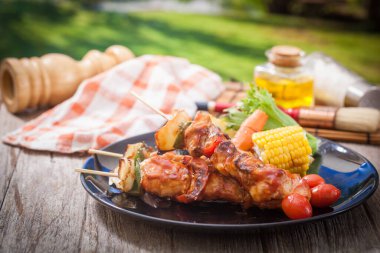 Yazın bahçede barbekü.