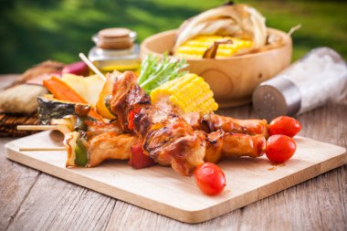 Yazın bahçede barbekü.