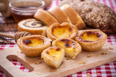 Yumurtalı tart kremalı tatlı.