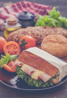 Ekmek ve sebzeli sandviç.