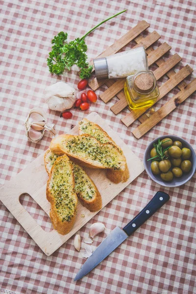 Ev yapımı sarımsaklı ekmek ve bitki.