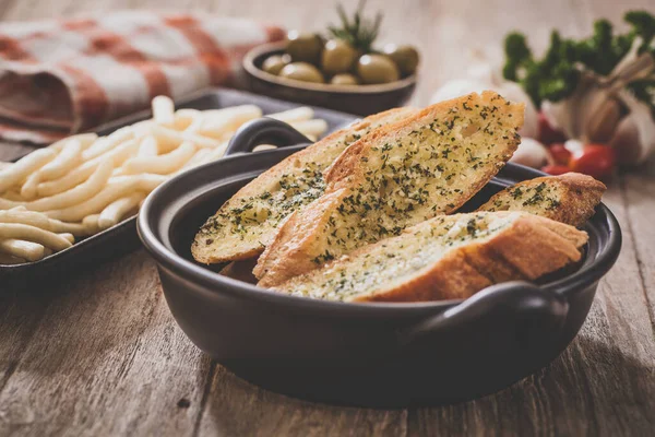 Ev yapımı sarımsaklı ekmek ve bitki.