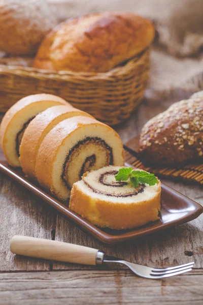 Süßes Kuchenbrötchen Mit Schokoladencreme — Stockfoto