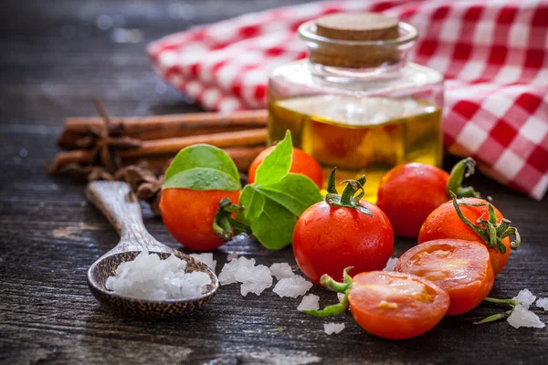 Pomodori Ciliegia Freschi Sul Tavolo — Foto Stock