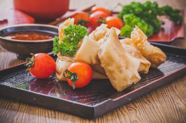 Kızarmış Çin böreği ve acı biber sosu..