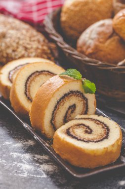 Çikolata kremalı tatlı kek.