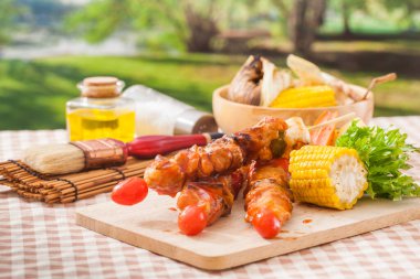 Yazın bahçede barbekü.