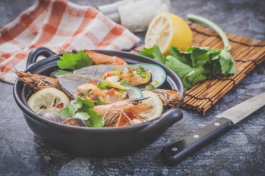 Lezzetli kızarmış deniz ürünleri.