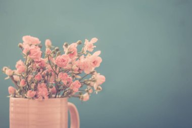 Eski ahşap arka planda çiçekler