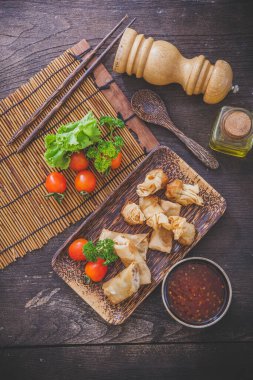 Kızarmış Çin böreği ve acı biber sosu..