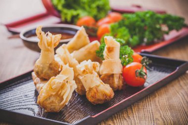 Kızarmış Çin böreği ve acı biber sosu..