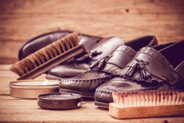 Siyah deri ayakkabı bakım seti