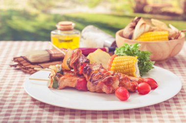 Yazın bahçede barbekü.