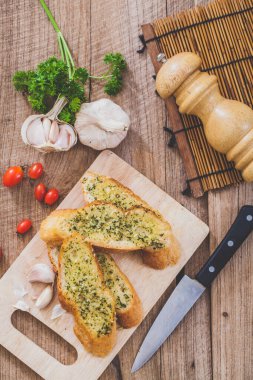 Ev yapımı sarımsaklı ekmek ve bitki.