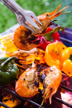 Izgara tepsisinde barbekü