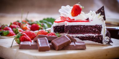 Çilekli çikolatalı pasta.