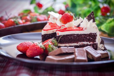 Çilekli çikolatalı pasta.