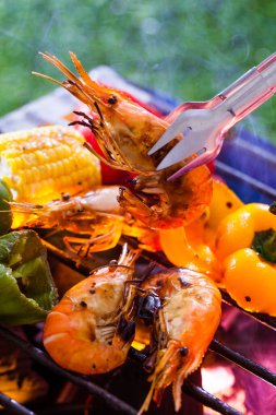 Izgara tepsisinde barbekü