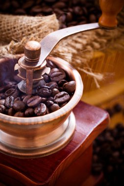 Kahve öğütücüsü ve kahve çekirdeği.