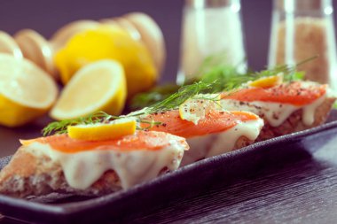 Tütsülenmiş somon ve kapari hazır.