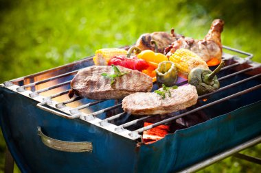 Izgara tepsisinde barbekü