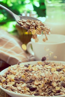 Yulaf ezmeli müsli kahvaltısı.