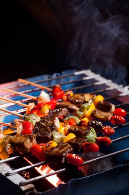 Izgara tepsisinde barbekü