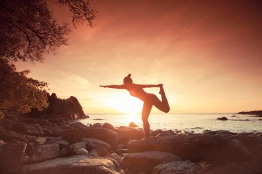 Yoka ve genç kadın gün batımında gökyüzünde.