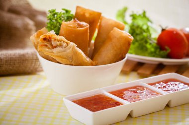 Kızarmış Çin böreği.