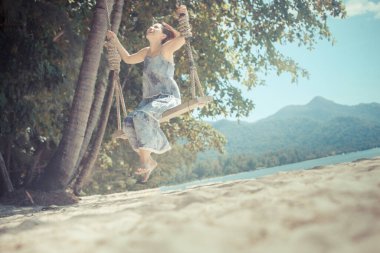 Sahilde Doğanın tadını çıkaran kadın