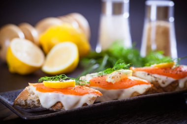 Tütsülenmiş somon ve kapari hazır.