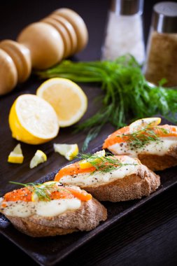 Tütsülenmiş somon ve kapari hazır.