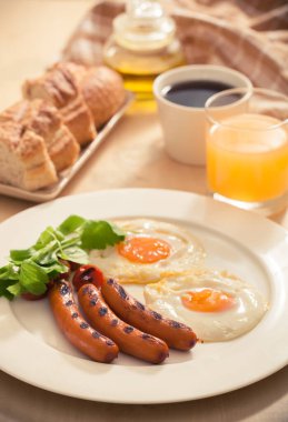 Kahvaltıda kızarmış yumurta ve sosis.