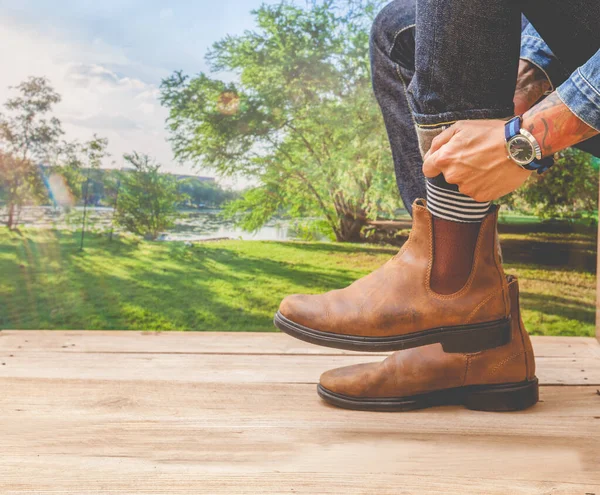 Uomo Indossa Scarpe Stivali — Foto Stock