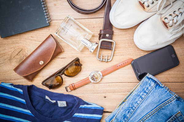 Мужская коллекция одежды в непринужденном стиле на деревянном фоне