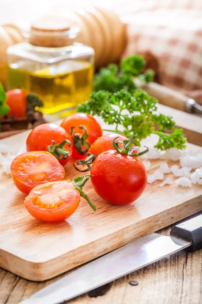 Masada zeytinyağlı taze vişne domatesleri.