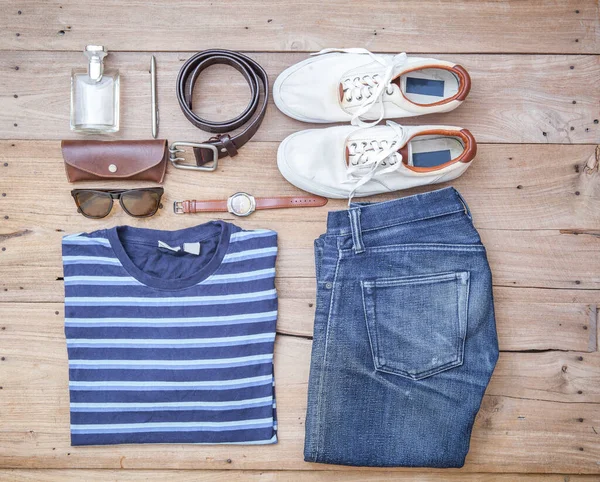 Ahşap arka planda sıradan kıyafet koleksiyonu.