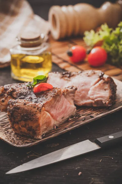 Medium Roast Beef Wooden Plate — Stok fotoğraf