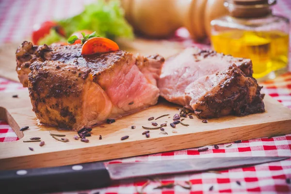Medium Roast Beef Wooden Plate — Stok fotoğraf
