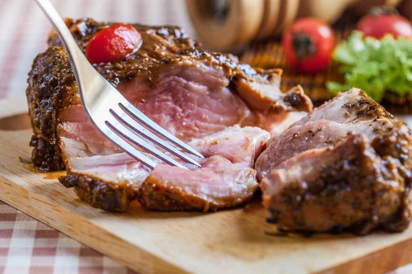 Medium Roast Beef Wooden Plate — Stok fotoğraf