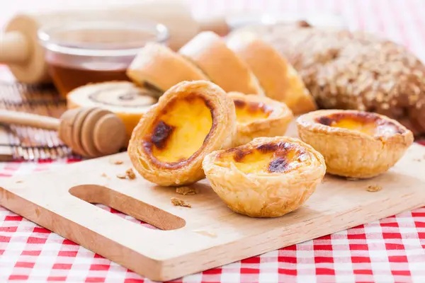 Yumurtalı tart kremalı tatlı.