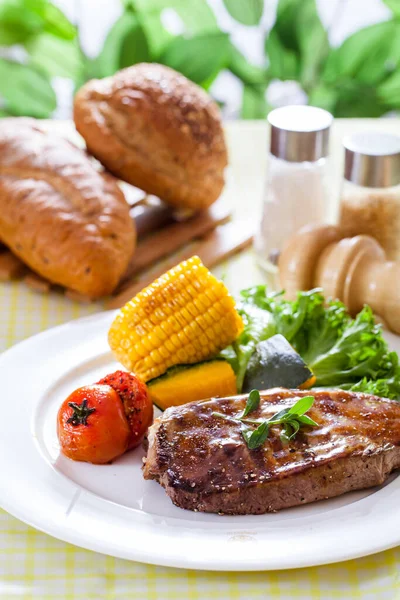 Akşam Yemeğinde Biftek — Stok fotoğraf